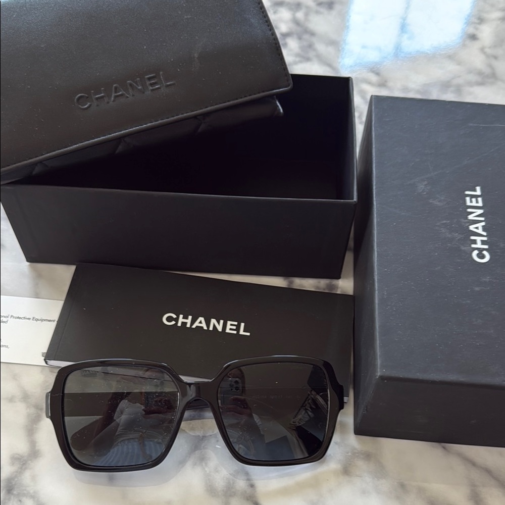 CHANEL Elegant Black Sunglasses